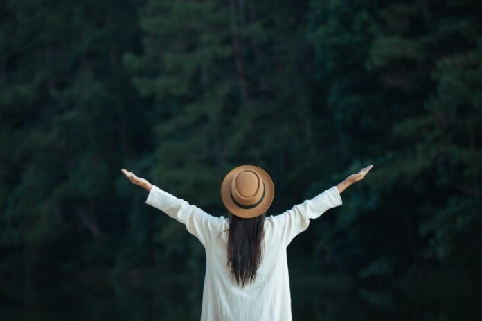 Female tourists spread their arms and held their wings, smiling happily.