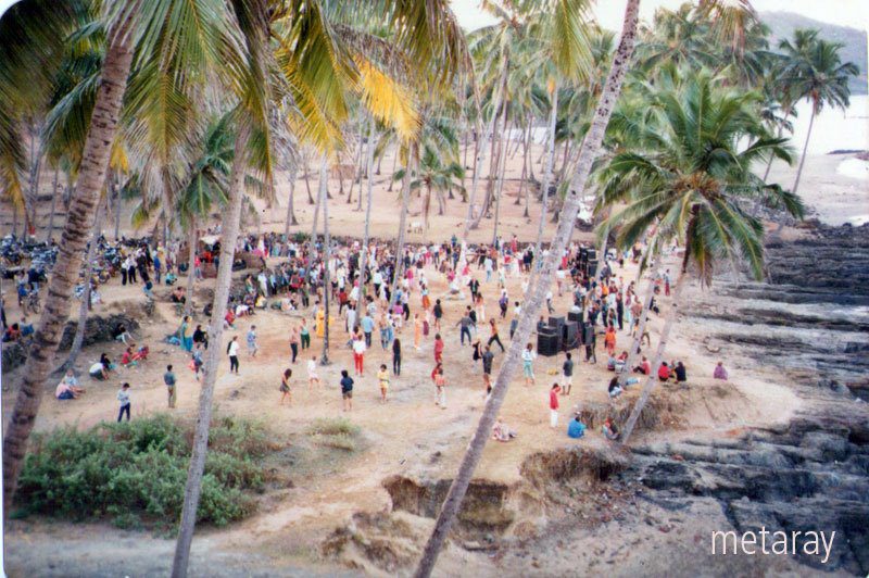 Party on the front of Disco Valley, Vagator, Goa, 1988 (Photo by Ray Castle). 